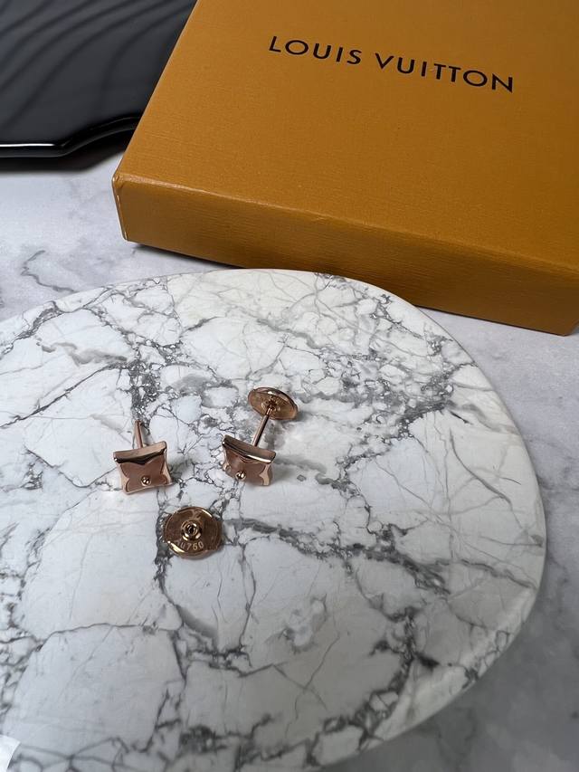 Lv 方形花 耳钉
