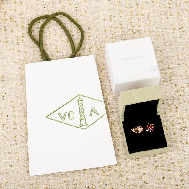 我们出品 瓢虫戒指，可订做真金真钻，只做对版Zp真金货，Pk市面各种金货量大咨询客Fu Lucky Spring系列以瓢虫和花卉主题图案，致敬Van Cleef