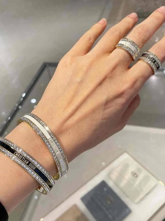 我们出品 量大咨询客Fu Dor家真是女人的救星。这个设计无敌了很帅气！排钻+白珐琅｜黑色珐琅+排钻，集合经典，时尚，创新于一身的集合体，必须入做工完美细腻，细