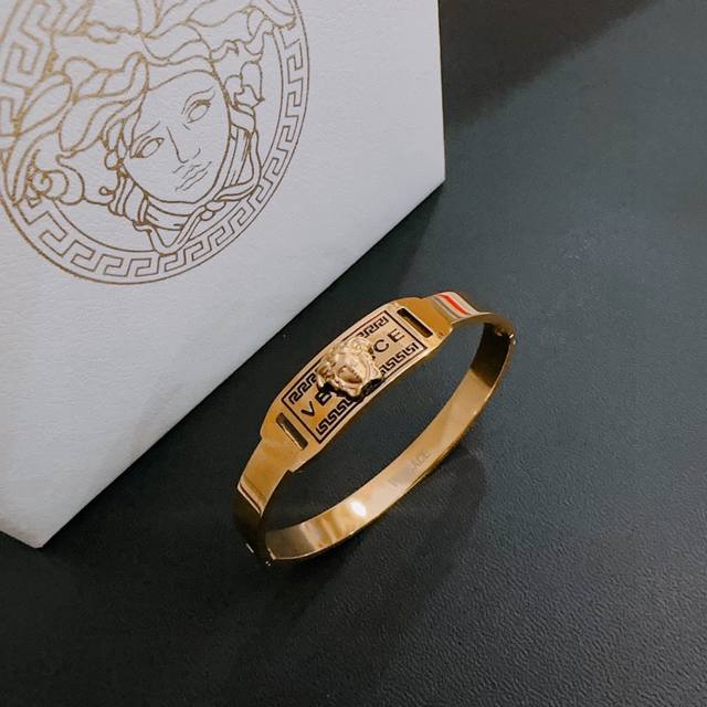 Versace 范思哲 杜美莎标志手环 帅气酷炫 同时透露着一丝不羁的自由气息 展现别样趣味魅力 做工精致钻镶嵌 绝对高逼格 等同正品