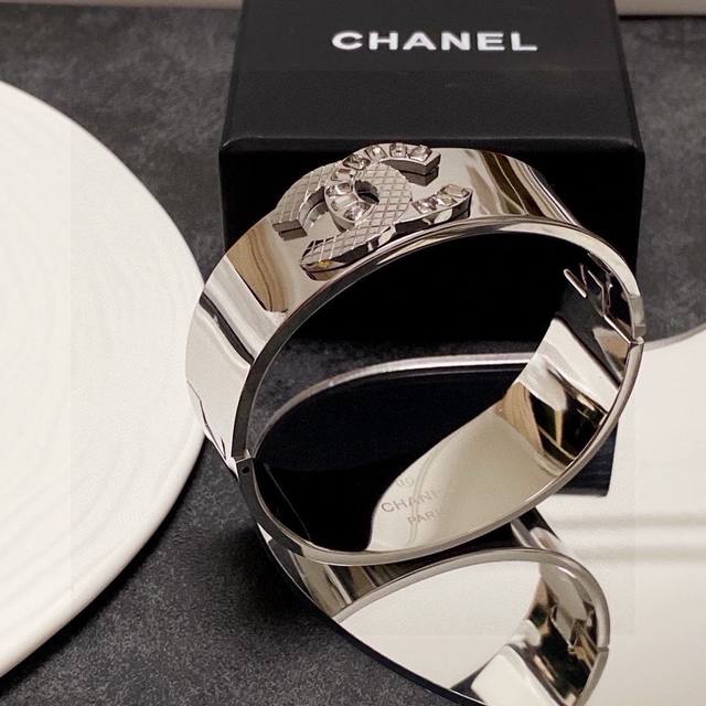 新款香奈儿Chanel宽版镶钻手镯超重工Bling Bling，颜色搭配得非常好高级感 女神气质高端 精钢材质不过敏不褪色。一比一精美工艺，经典至极的魅物，性价