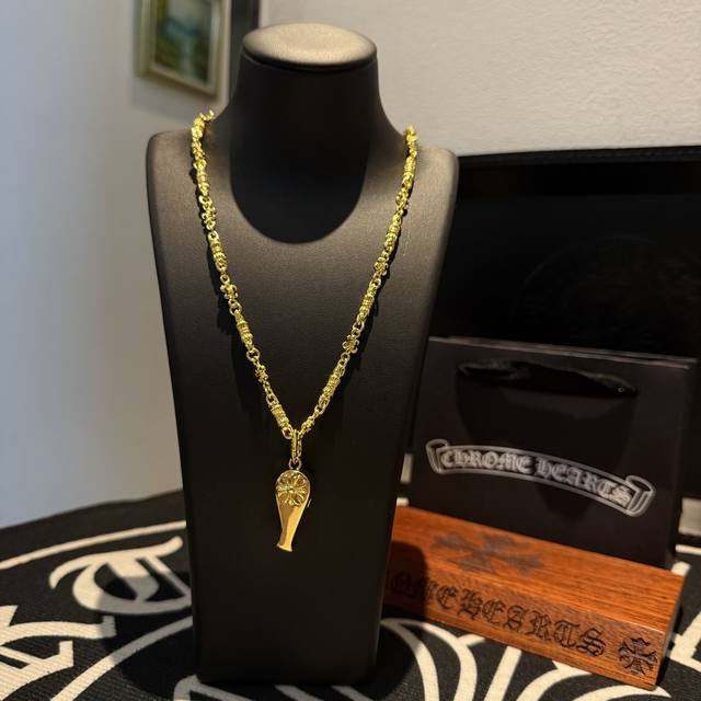 新款 专柜品质 Chrome Hearts克罗心黄金色花球项链 十字花哨子吊坠 凹凸造型不同的花纹设计风格 呈现出与众不同 十字架 童军花是克罗心的志 所以更经
