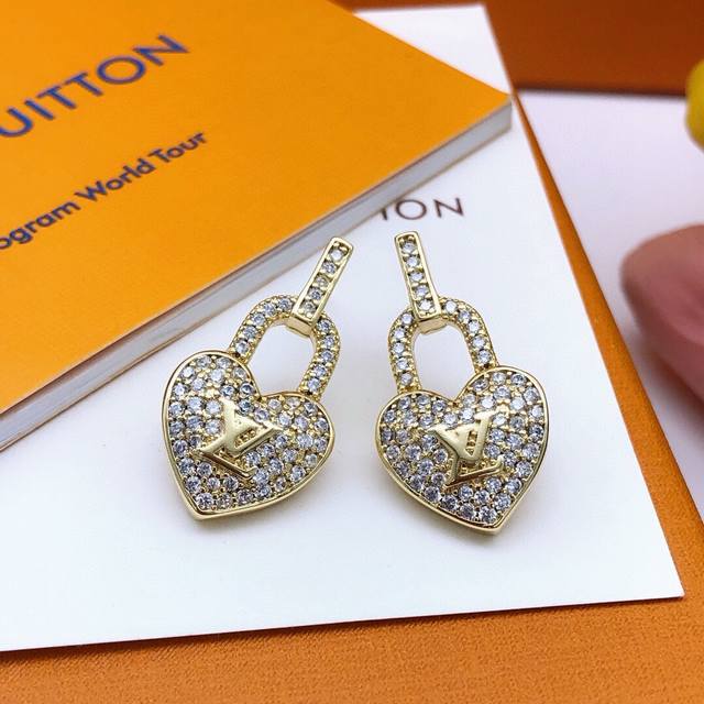 编号Led0071 Lv*最新款爱心耳钉 一致Zp黄铜材质