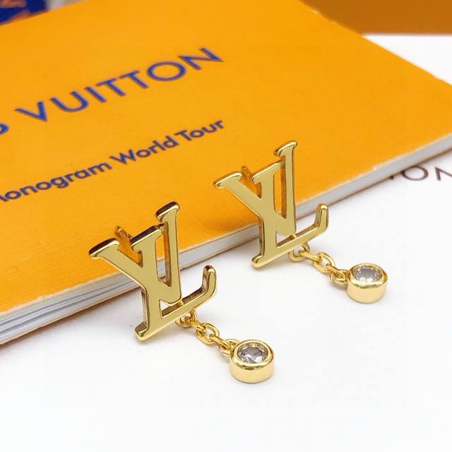 编号Led0062 Lv最新款字母光面流苏吊钻 一致Zp黄铜材质
