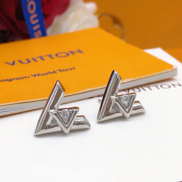 编号Led0057 Lv最新款Vv字耳钉光面银色 一致Zp黄铜材质