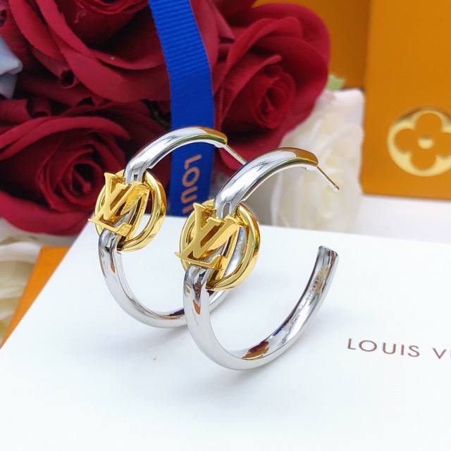 编号Led0055中号 Lv 最新款银色耳环金色Logo 一致Zp黄铜材质