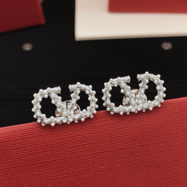 编号Ved0279 Valenti*O最新款V字米珠耳钉 一致Zp黄铜材质