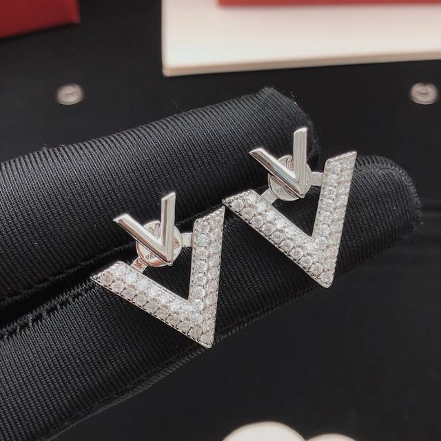 编号Ved0265 Valenti*O最新款Vv镶钻耳钉 一致Zp黄铜材质
