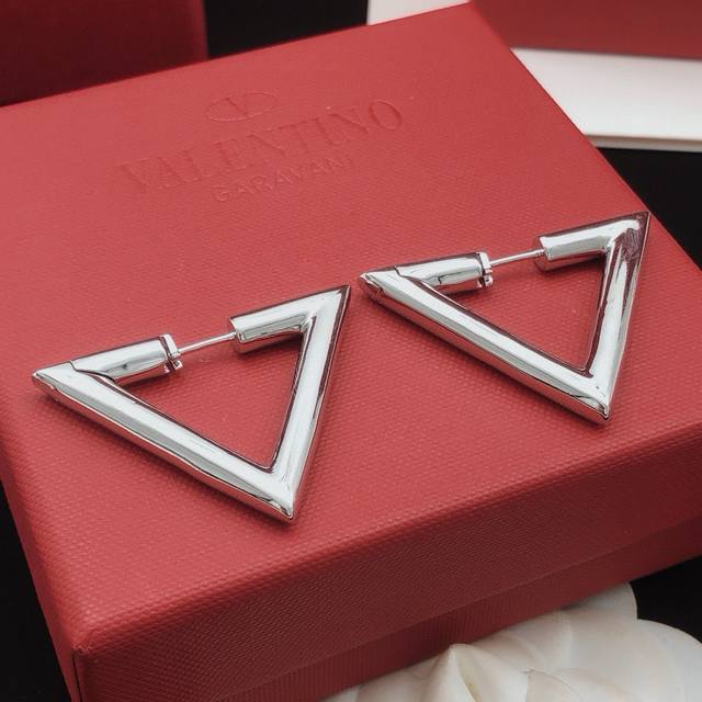 编号Ved0261 Valenti*O最新款光面三角形耳环 一致Zp黄铜材质