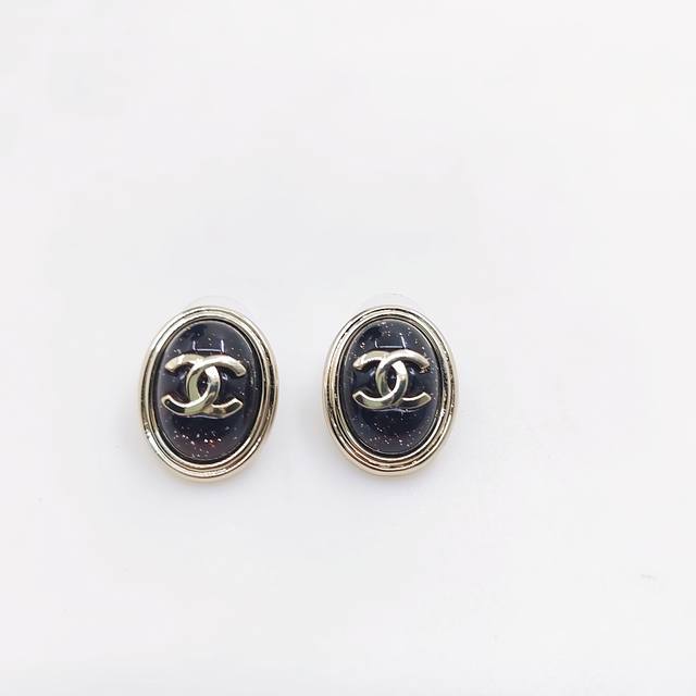 Chanel 最新款椭圆耳钉 一致Zp黄铜材质