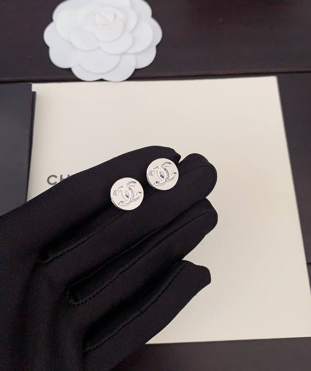 Chanel 最新款白金迷你圆形耳钉 一致Zp黄铜材质