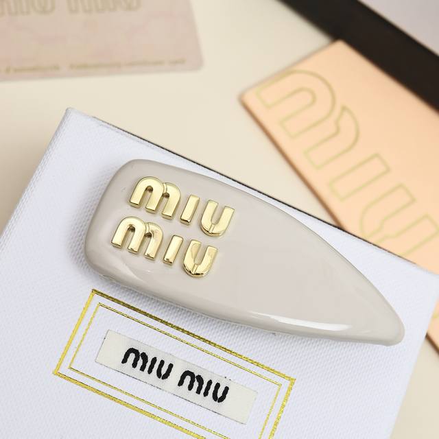 Miumiu。糖果色面包发夹 萌动的少女心被稳稳的拿捏了[可怜]谁能拒绝这款小可爱呢每一个颜色都是不可错过，简直精致可爱到爆炸妥妥的百搭神品，头发扎起来或者披着
