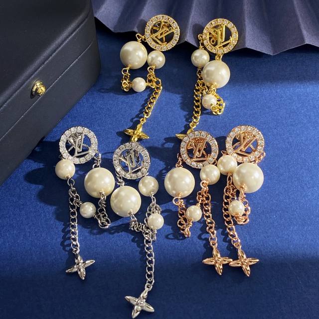 Lu92 Lv路易威登新款个性设计镶钻圆圈Lv字母链条流苏吊坠菱形花大小珍珠菱耳钉 黄铜材质 金银玫3个色 重约16.5G 总高约7Cm