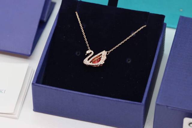 Swarovski 红钻天鹅跳动的心 锁骨项链 这款品牌逾125年艺术造诣，中央的深红色Swarovski仿水晶，犹如阳光反射在清澈的湖面上粼粼波光，可为时尚的