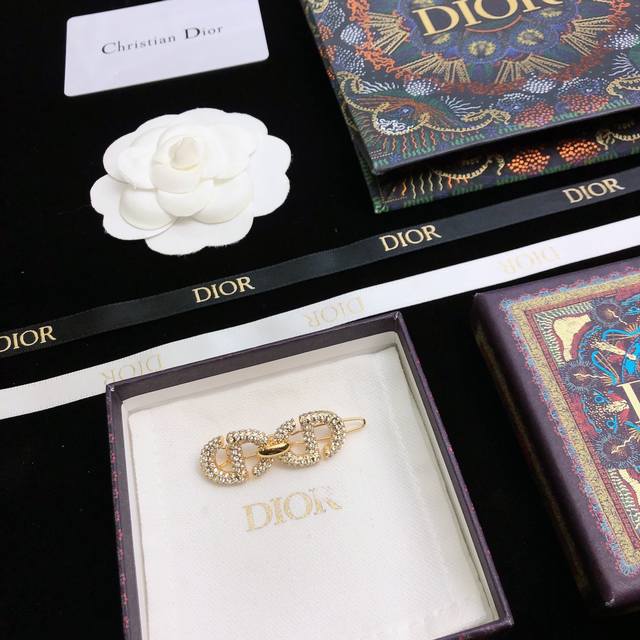 Dior迪奥 经典热销款超火爆的一款发夹金属质感超佳同步专柜韩范味道十足夏天不想披头散发又想美美的那就别说了必须买买买P小仙女必备款胸针发夹