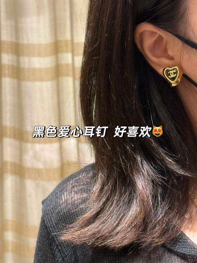 我们出品 Zpp6890，量大咨询客Fu 必入爆款！ Ch Nel爱心黑色双C耳钉 25A高级手工坊系列非常重工，我们一致致Zp，黄铜材质，每个字母的棱棱角角跟