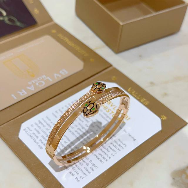 宝格丽手镯Serpenti Viper系列间蛇骨手镯，V金材质 完美精心打磨，与金属边完美契合！充满诱惑和迷人的感性，钻石的璀璨奢华，呈现出中无与伦比的美感与力