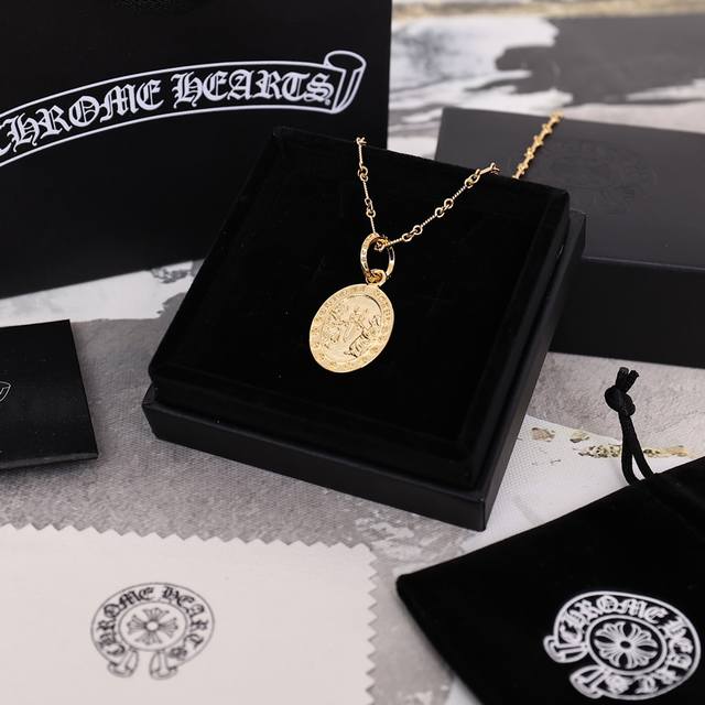 Pchrome Hearts 雪梨同款十字架项链 无敌百搭的一款项链 上身超赞！！男女同款轻松驾驭 最正的十字架版本 925银镀22K金 多层真空电镀 镶嵌也非