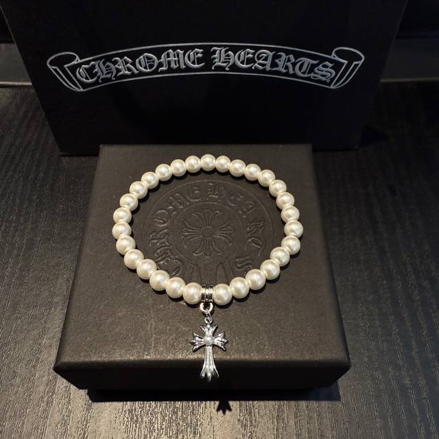 新款 专柜品质 Chrome Hearts克罗心复古多元素珍珠手串手链 凹凸造型不同的花纹设计风格呈现出与众不同 十字架童军花是克罗心的标志 所以更经久不衰 正