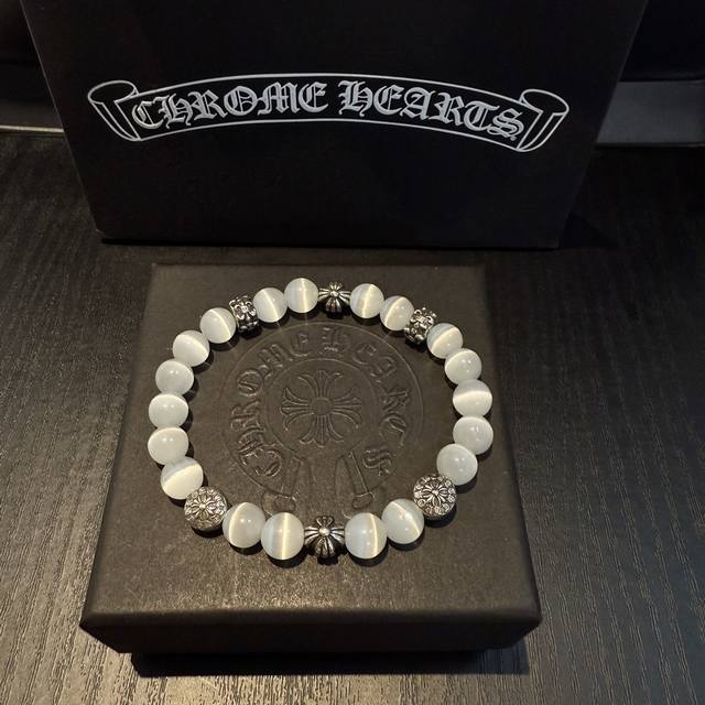 新款 专柜品质 Chrome Hearts克罗心复古多元素猫眼石手串手链 凹凸造型不同的花纹设计风格呈现出与众不同 十字架童军花是克罗心的标志 所以更经久不衰