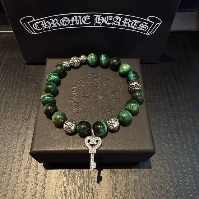 新款 专柜品质 Chrome Hearts克罗心复古多元素绿虎眼手串手链 凹凸造型不同的花纹设计风格呈现出与众不同 十字架童军花是克罗心的标志 所以更经久不衰