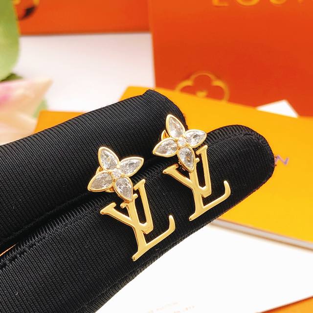 编号Led0340 Lv*最新款马眼梅花镶钻耳钉 一致Zp黄铜材质