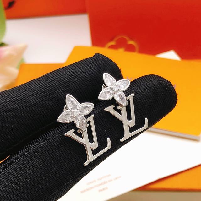 编号Led0341 Lv*最新款马眼梅花镶钻耳钉 一致Zp黄铜材质