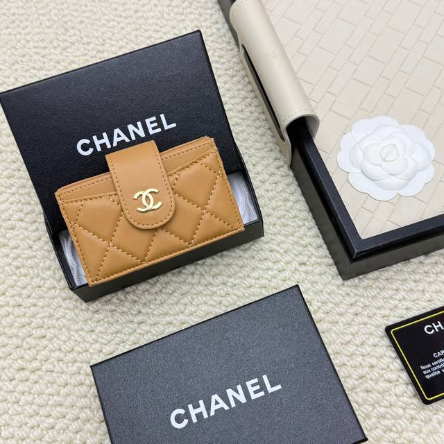 Chanel 香奈儿鱼子酱 羊皮风琴卡包，这款卡包与普通卡包不同，一个风琴设计[色色R]可以很轻易的就看到每一张卡并且不用费力抠出来. 整个卡包一共有六个卡槽，
