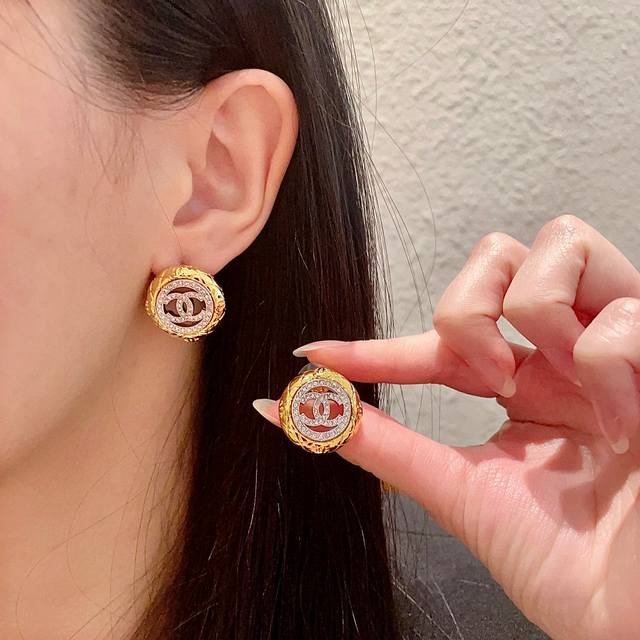 Chanel香奈儿 中古 耳钉小香家的款式真心无需多介绍每一款都超好看，精致大方，非常显气质。