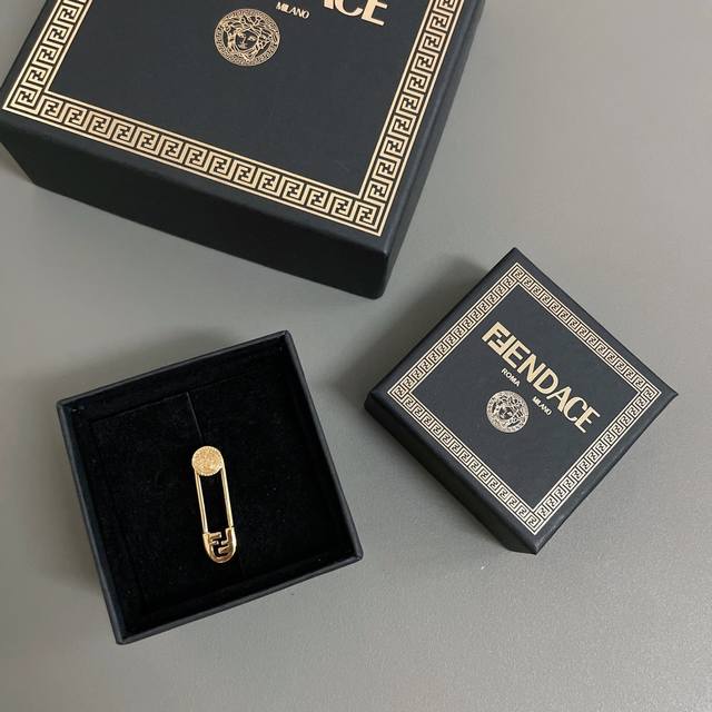 单只 我们出品 F联名V单只别针耳钉 Z 2400，Z一致单只！这个巨巨巨巨巨巨巨巨巨巨巨巨好看男女生佩戴都超级推荐！可以说跟Zp就是一模一样五金完美程度可以说