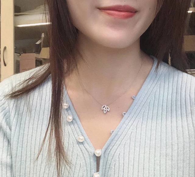 海瑞温斯顿项链 Harry Wins Ton。Lily Cluster系列拥有一系列适合日常佩戴的珠宝作品，每一件都凸显出花朵绽放的曼妙形态。亚金材质 电镀18