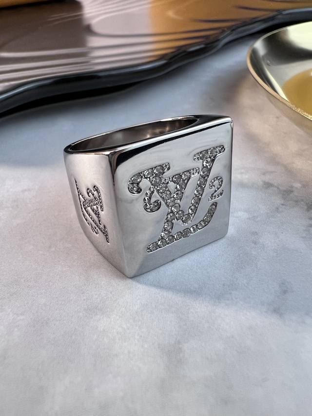 Lv戒指，线条整洁大气，造型经典。饰有品牌别具一格的标识元素 Lv 字母镶钻，码数：6，7，8