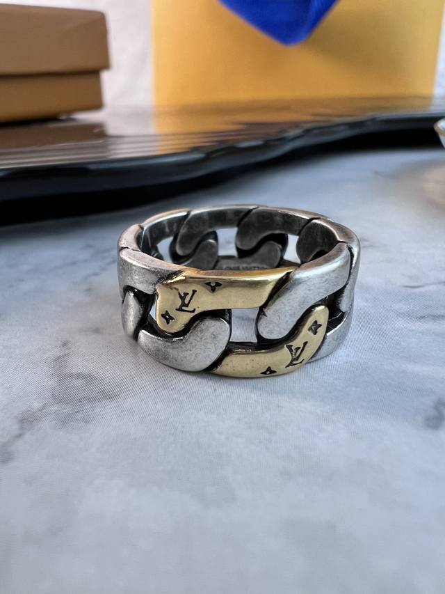 Lv 戒指，Monogram 图案交错镂刻，于匠心细节中展露品牌身份，码数：6.7.8