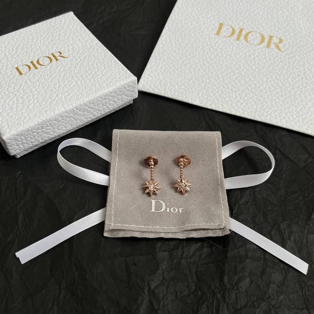 Dior 迪奥 耳钉 专柜一致上新 精选原版一致 黄铜材质 甜美气质高雅。