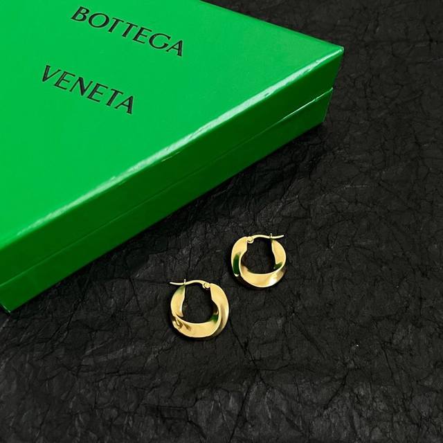 Bottega Veneta Bv耳环 金属感十足 特别特别赞，整体细节非常令人惊喜，设计感十足，必须为世家的设计点个大大的赞，不仅带出个人自信及品味，款式典雅