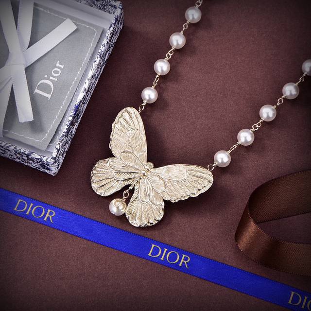 迪奥 新款一线大牌都爱的Dior 迪奥 新品字母Cd蝴蝶项链 金属质感逆袭版字母潮范儿抢风头 完全胜任现代年轻人街拍、度假时尚搭成为夏日最炙手的时髦单品...