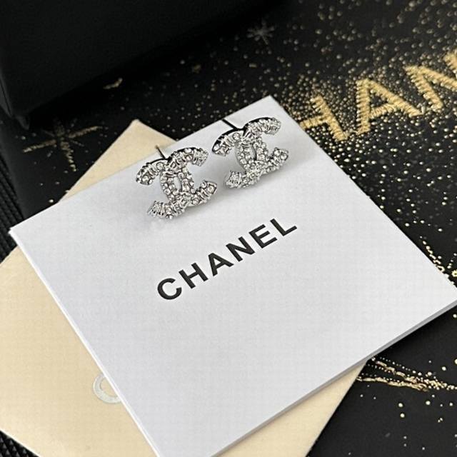卖疯了小香官网主推爆款精工版小香 最新 Chanel 微镶晶钻字母纽绳耳钉耳环CaméLia 字母新款珍珠出货 明星同款，原版清晰Logo字印美美哒漂亮极啦明星