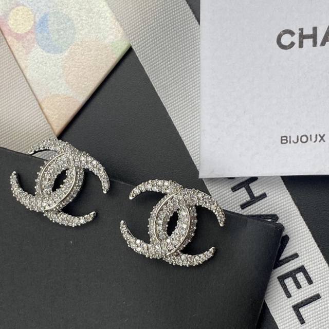 卖疯了小香官网主推爆款精工版小香 最新 Chanel 微镶晶钻星月字母纽绳耳钉耳环CaméLia 字母新款月亮耳钉出货 明星同款，原版清晰Logo字印美美哒漂亮