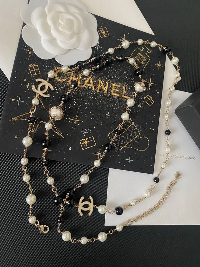 抢手好货快Chanel小香专柜明星同款最新款黑白珍珠字母串链毛衣链项链 非常不错的款式推荐香奈儿款式 这款 搭配字母白珍珠穿搭字母链条经典 设计多元素每一层设计