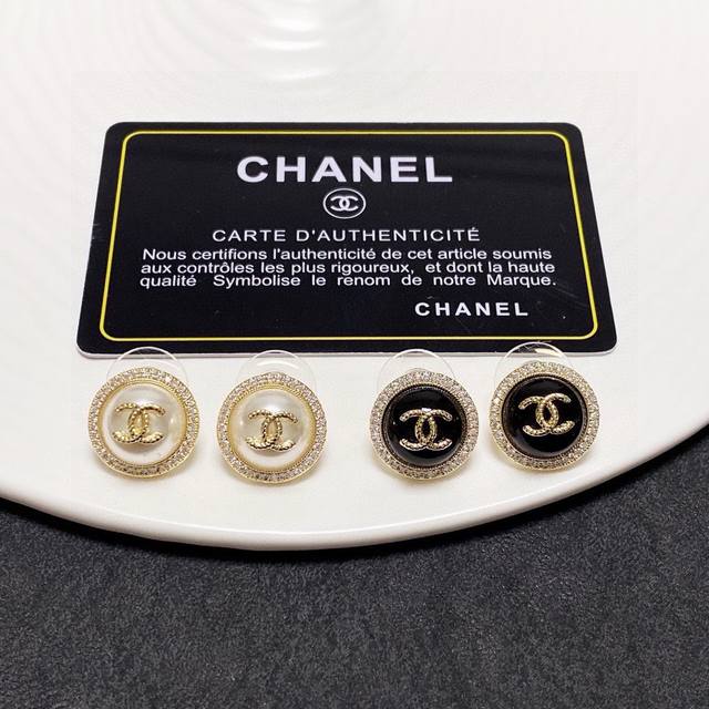 Chanel 香奈儿双C黑白耳钉 这款随意搭配都是非常好看百搭时尚单品 日常款 很修饰脸型 很上档次的 很优雅气质 香香的耳钉实在是太精致了、淑女大气 真的 黄