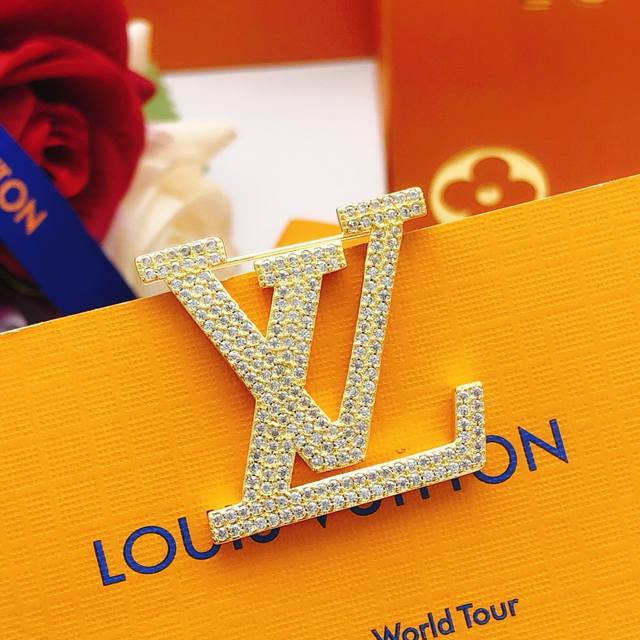 编号Lxz0004 Lv*最新款镶钻胸针 一致Zp黄铜材质