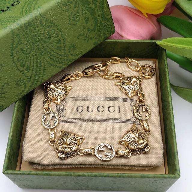 编号Gsl0004 Gucci 古驰Gg时尚 虎头手链 绝对是古驰的风格夸张、重装饰重色彩超级好看黄铜材质 街拍范儿十足