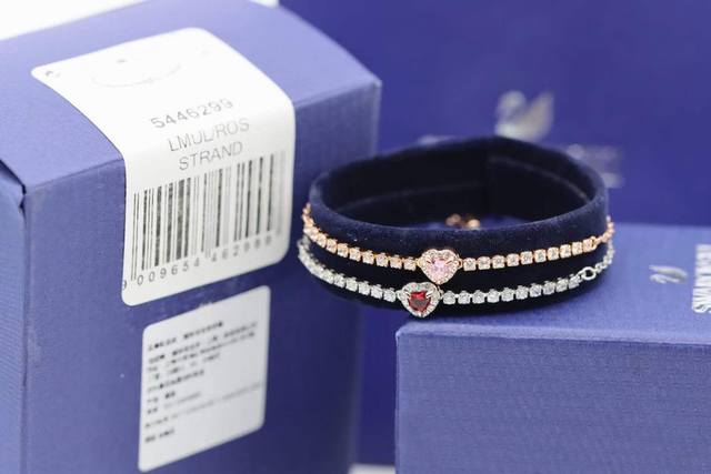 Swarovski 粉钻红钻爱心 桃心抽拉式手链 这款清新浪漫的手链，揉合了闪烁耀眼的粉红色心形仿水晶及Swarovski仿水晶爪链，可为场合的装扮增添迷人魅力