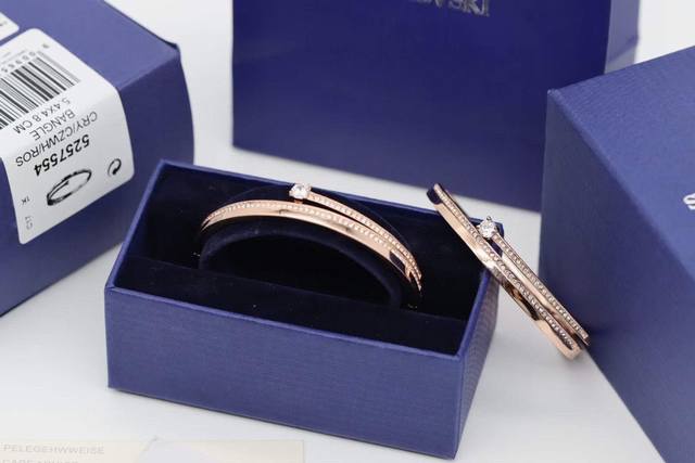Swarovski 玫瑰金 微笑单钻手镯 这款开口单钻手镯这款精致妩媚的镀玫瑰金色手镯，密镶透明仿水晶的螺旋形设计，加上与整体造型优美结合的铰链扣。
