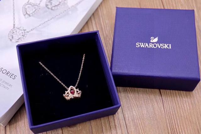 Swarovski 梦幻红钻心跳 皇冠 套装 向挚爱表达心意，让她感到备受宠爱，密镶仿水晶的皇冠内镶有一颗悬浮似的红色水晶，是送给特别的她的上佳礼物。