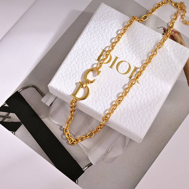项链 耳环 迪奥 新款一线大牌都爱的Dior 迪奥 新品套装金属质感逆袭版字母潮范儿抢风头 完全胜任现代年轻人街拍、度假时尚搭成为夏日最炙手的时髦单品...