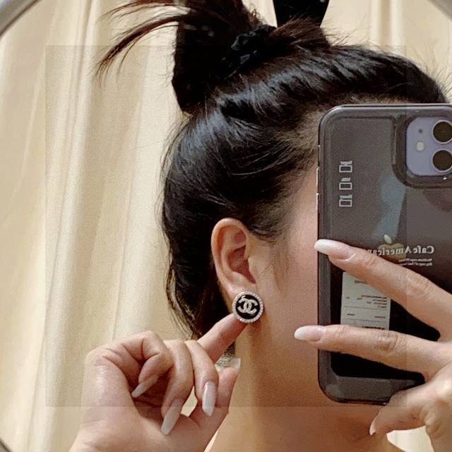 Chanel 香奈儿双C耳钉 这款随意搭配都是非常好看百搭时尚单品 日常款 很修饰脸型 很上档次的 很优雅气质 香香的耳钉实在是太精致了、淑女大气 真的 黄铜材