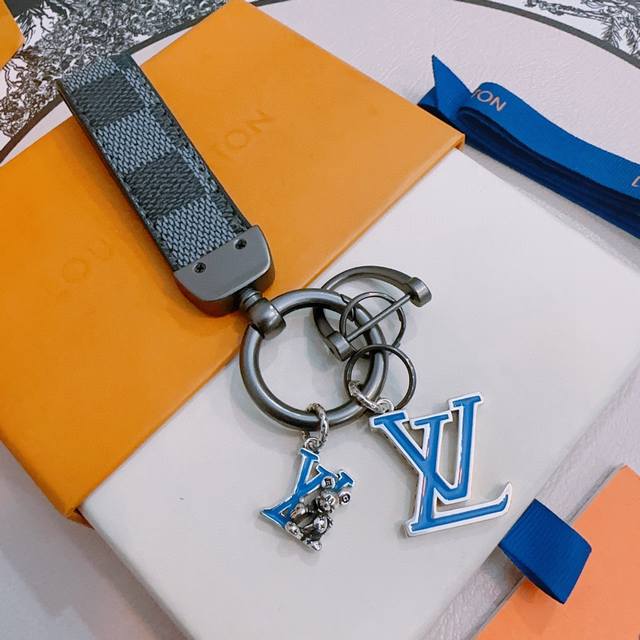 新品发布Lv钥匙扣 Lv包包扣 最新款包包挂饰档次更高明星同款Anger Forest系列经典款联名设计理念钥匙扣系列 细节对版做旧处理 非市面亮面版型 这款一