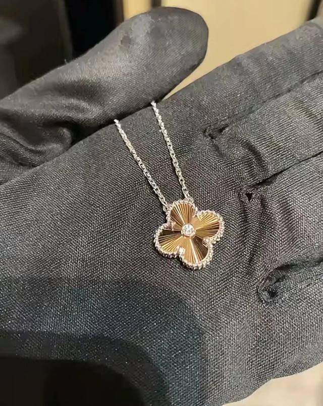 我们出品 圣诞限量版项链，可订做真金真钻，只做对版Z批真金货，批K市面各种金货量大咨询客Fu 第一，精雕是5轴精雕机加工的哦。 第二，侧面边珠与边珠中间的五金，