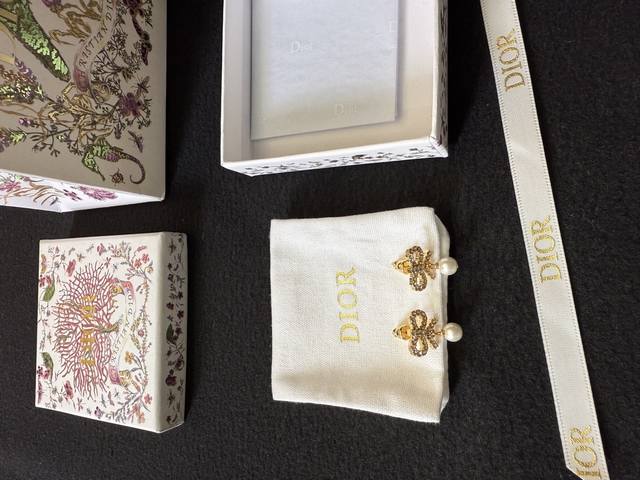 真的会沦陷于这副耳钉里～ 25年新款金色蝴蝶结珍珠吊坠耳钉 Mini满钻蝴蝶结太可爱了 精致度拉满 小小一对巨闪 拍照都聚焦不了 不经意间透露出来的高级感简直太